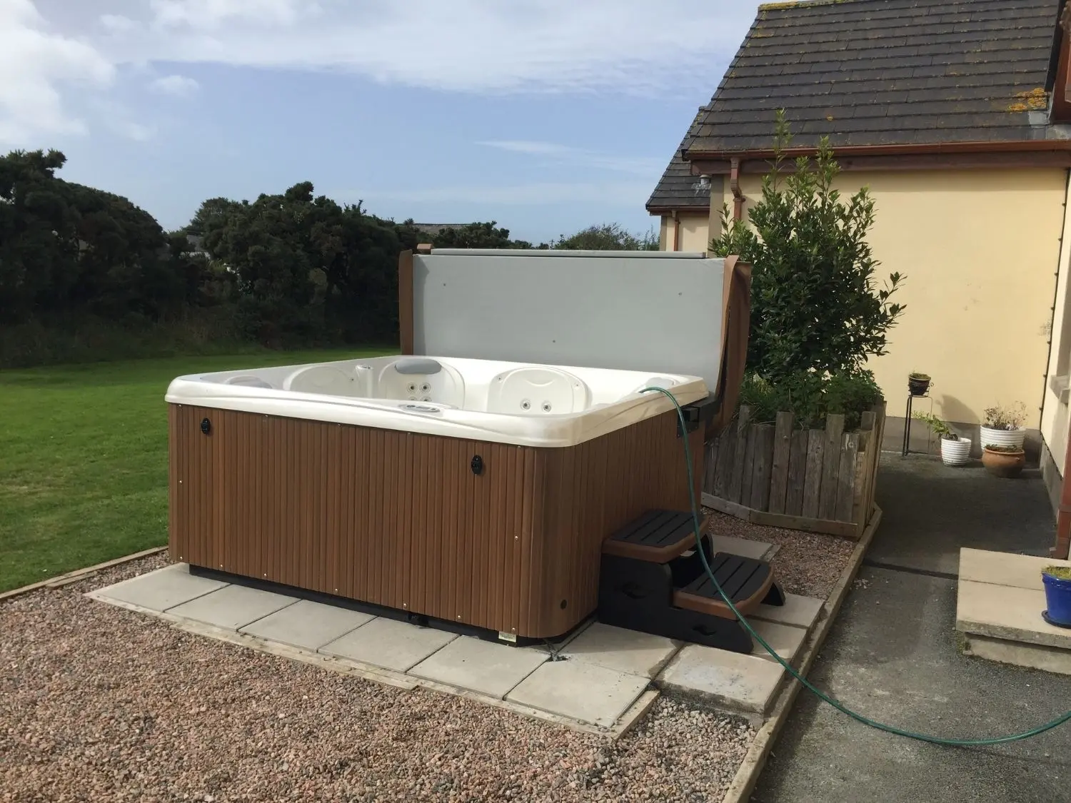 aqua-hot-tub-lifestyle3